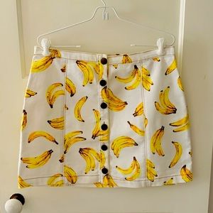 Women’s mini skirt with a funky banana print!